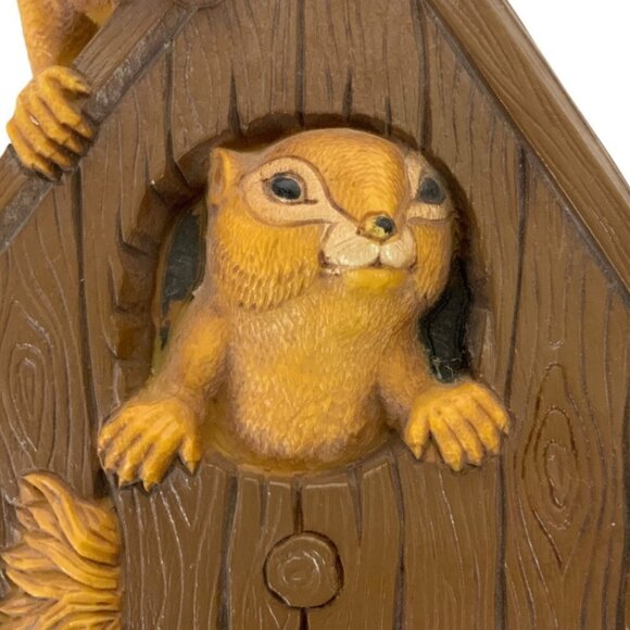 Vintage Dart Wall Plaque Chipmunks in Birdhouse Molded Plastic 1977 - Picture 2 of 6
